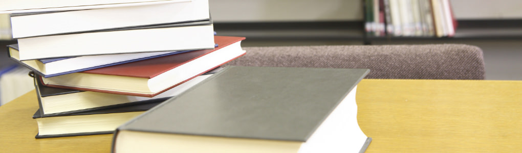 机の上にある本