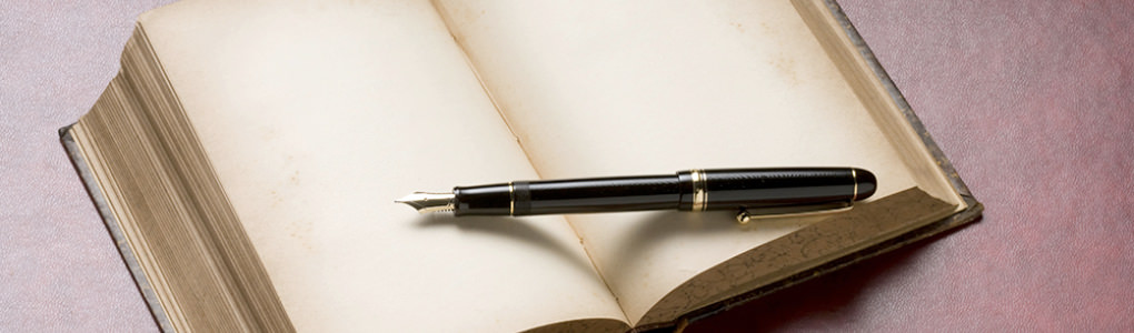 本の上にある万年筆