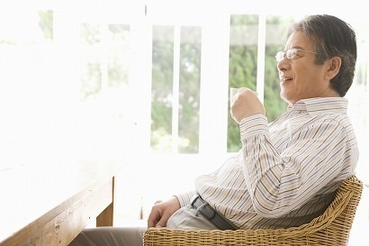 コーヒーを飲んでいる中年の男性